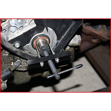 Werkzeug an einem Motor. Schwarze Metallkonstruktion, Schrauben, dunkelgraue Elemente.